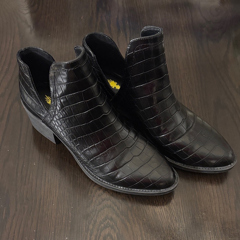 NWOT Volatile Black Crocodile Pattern Women’s Ankle Boots